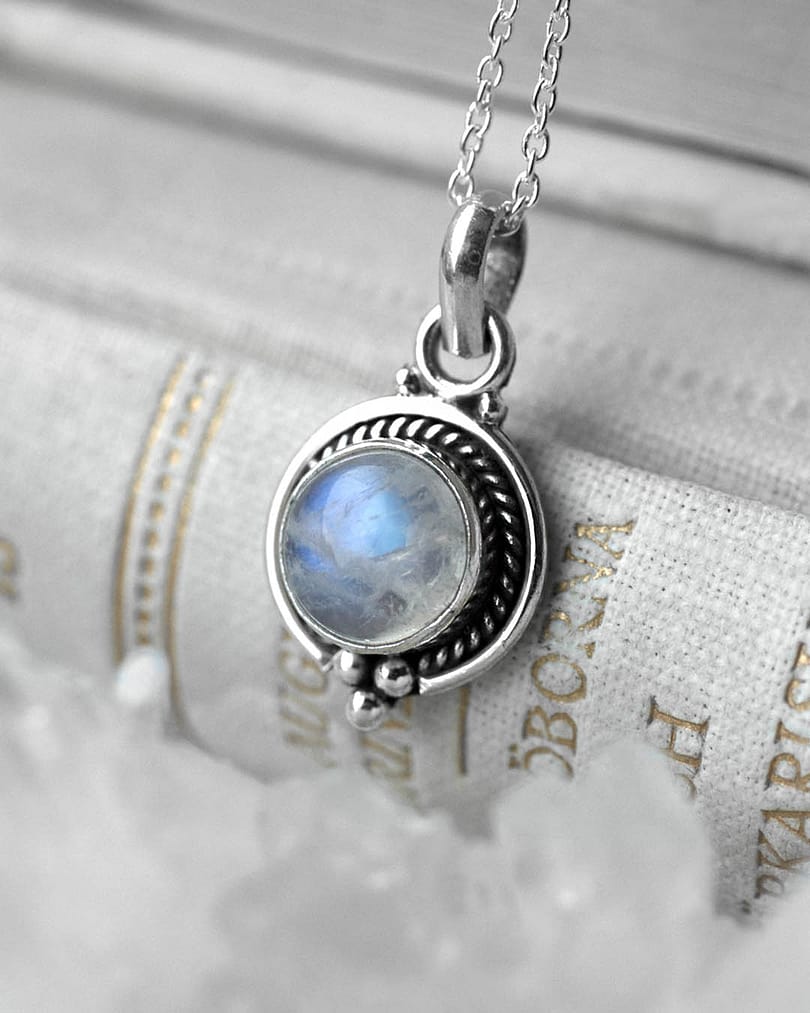 riya-moonstone-silver-choker-close-up-hellaholics (2)