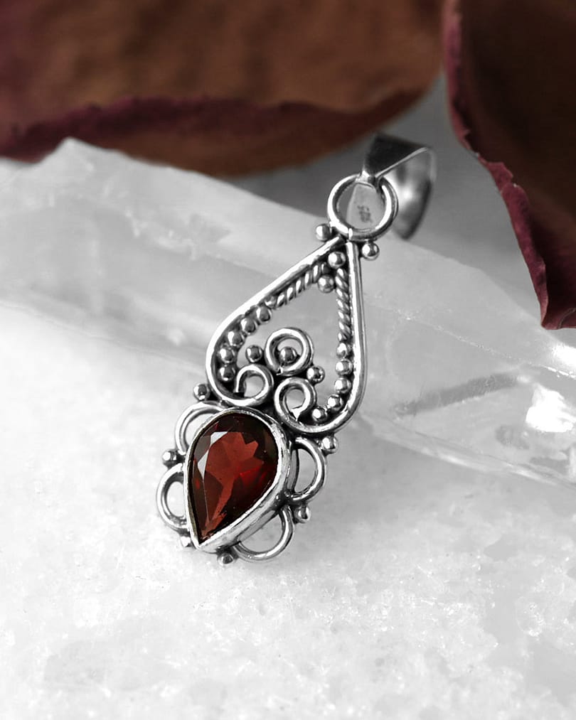 gina-garnet-cut-stone-silvernecklace-close-up-hellaholics