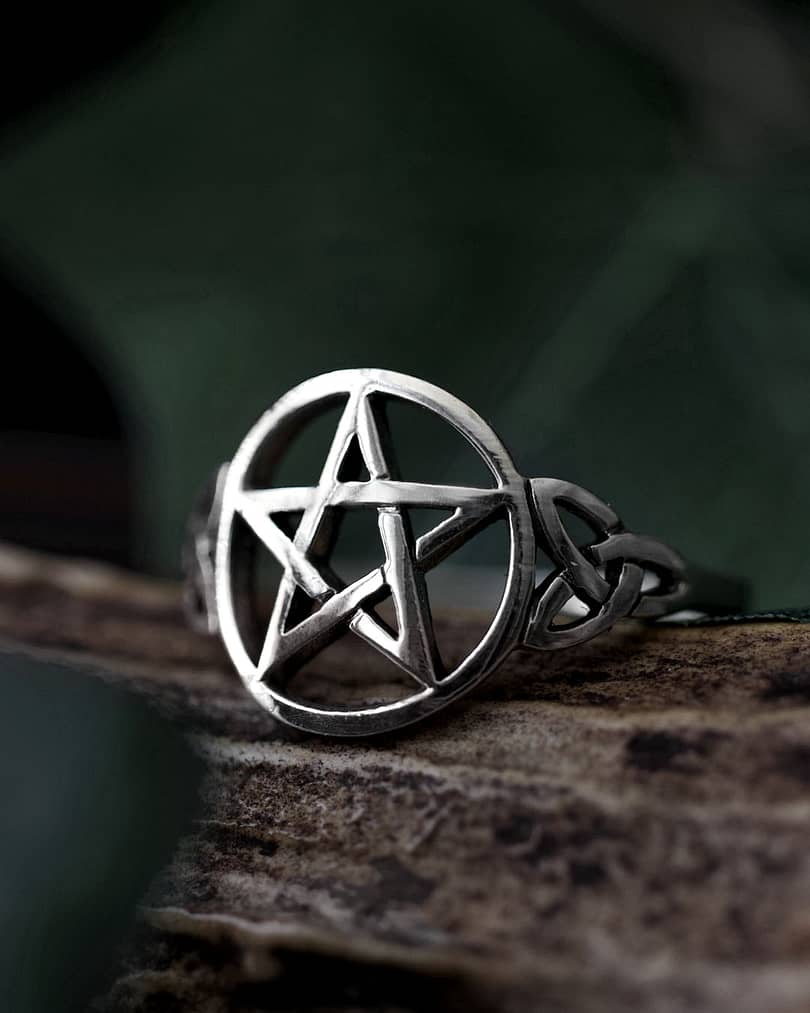 pagan-pentagram-sterling-silver-ring-close-up-hellaholics (1)