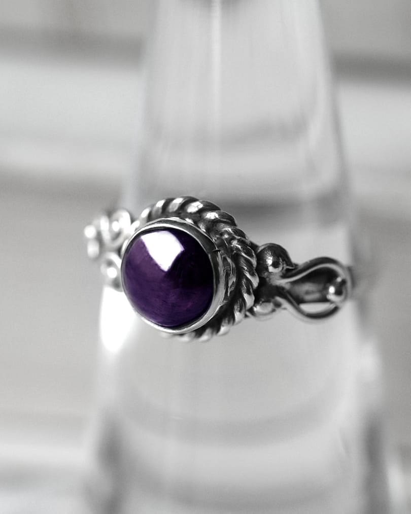 amaya-amethyst-silver-ring-close-up-hellaholics