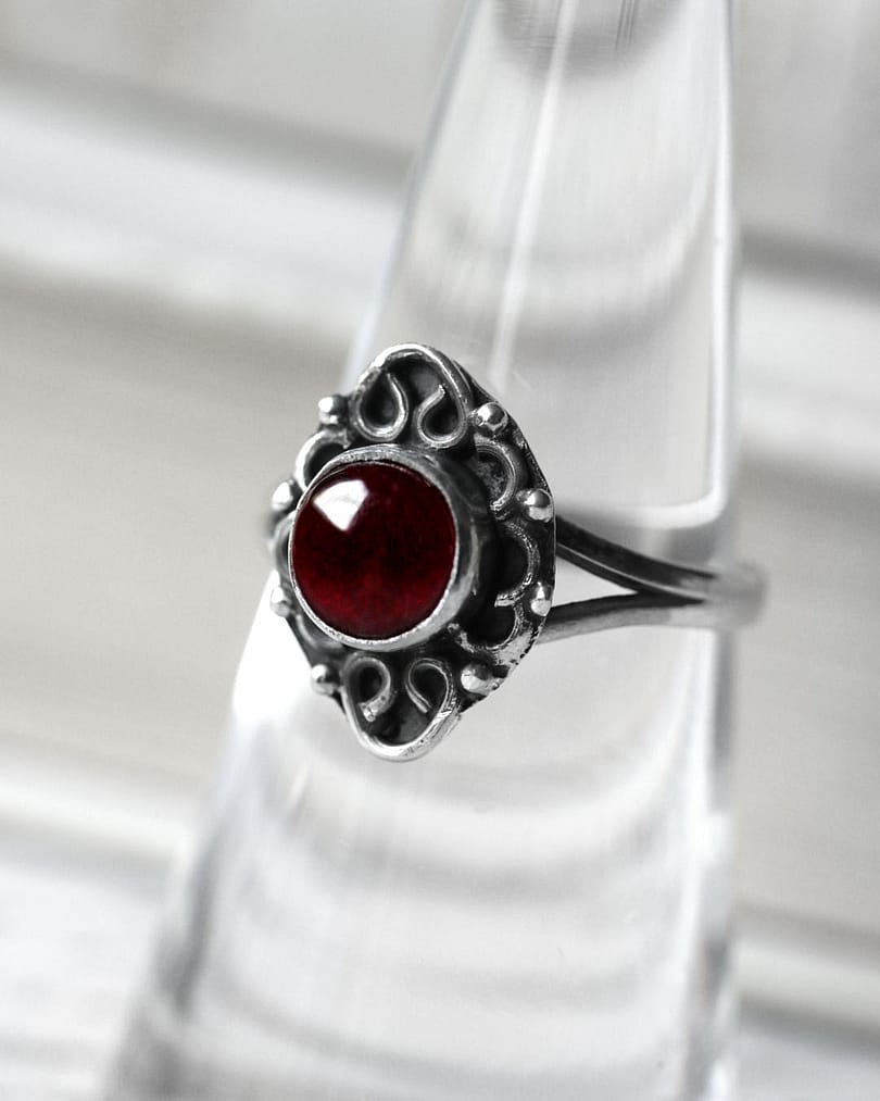 giana-garnet-stone-silver-ring-close-up-hellaholics