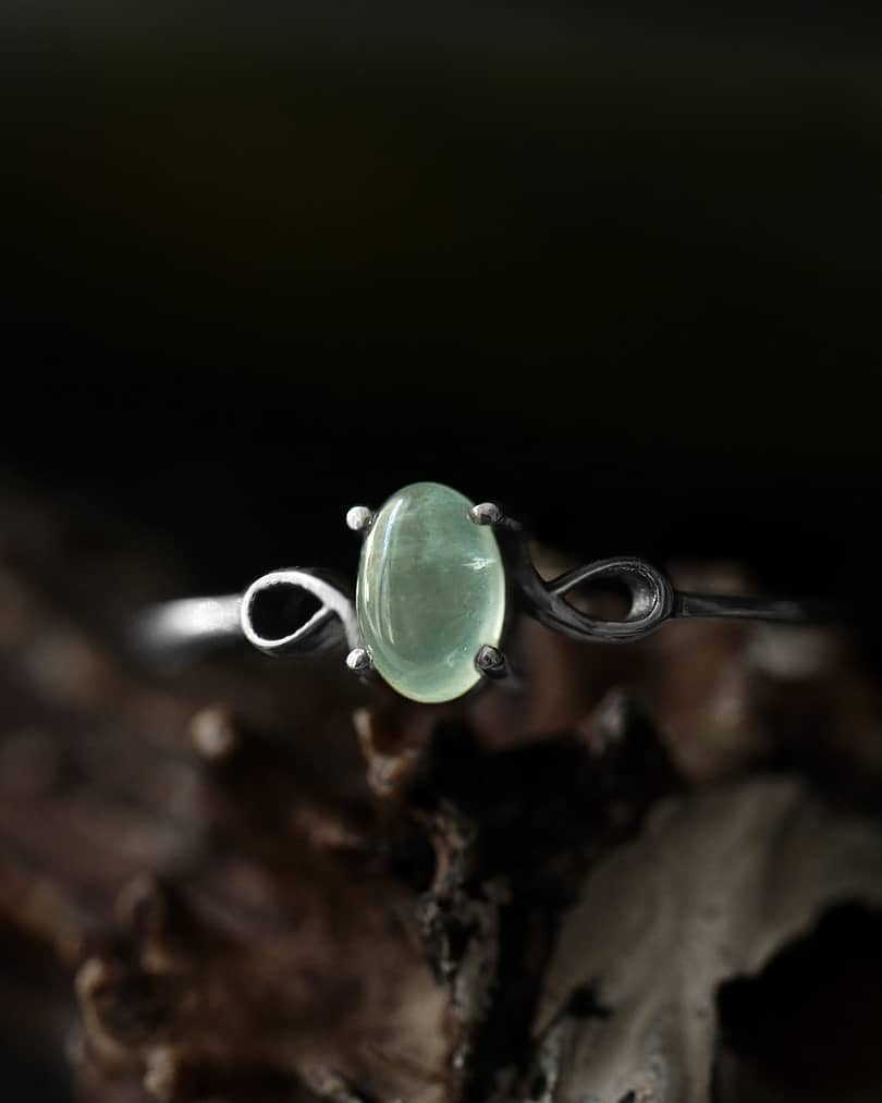 dione-prehnite-silver-ring-close-up-hellaholics (2)