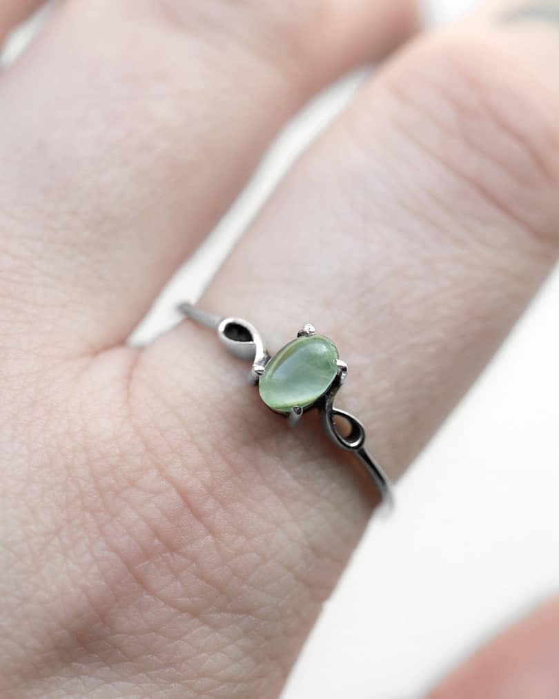 dione-prehnite-silver-stacking-ring-finger-close-up-hellaholics kopiera