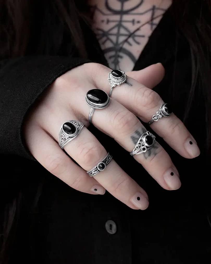 aelia-gaia-aditi-aranza-arvani-amaya-onyx-silver-rings-mix-hellaholics