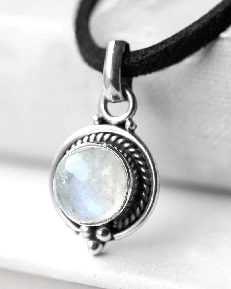 riya-moonstone-silver-choker-mood-light-close-up-hellaholics