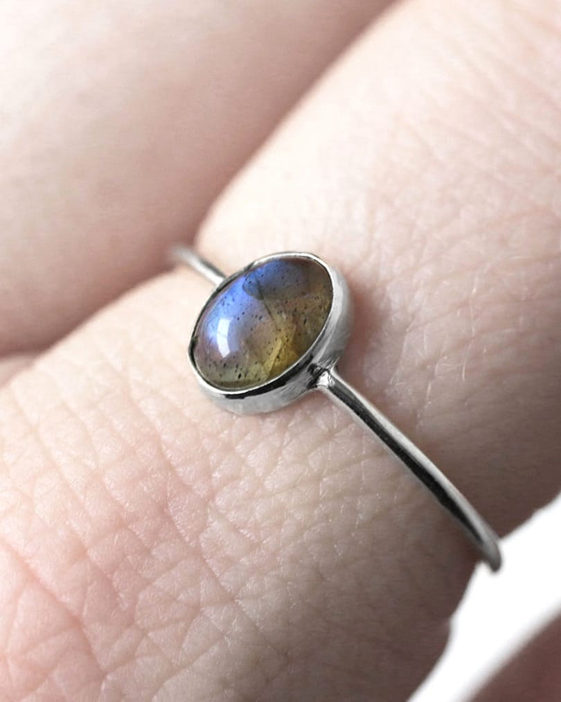 theia-labradorite-silver-ring-model-close-up-hellaholics