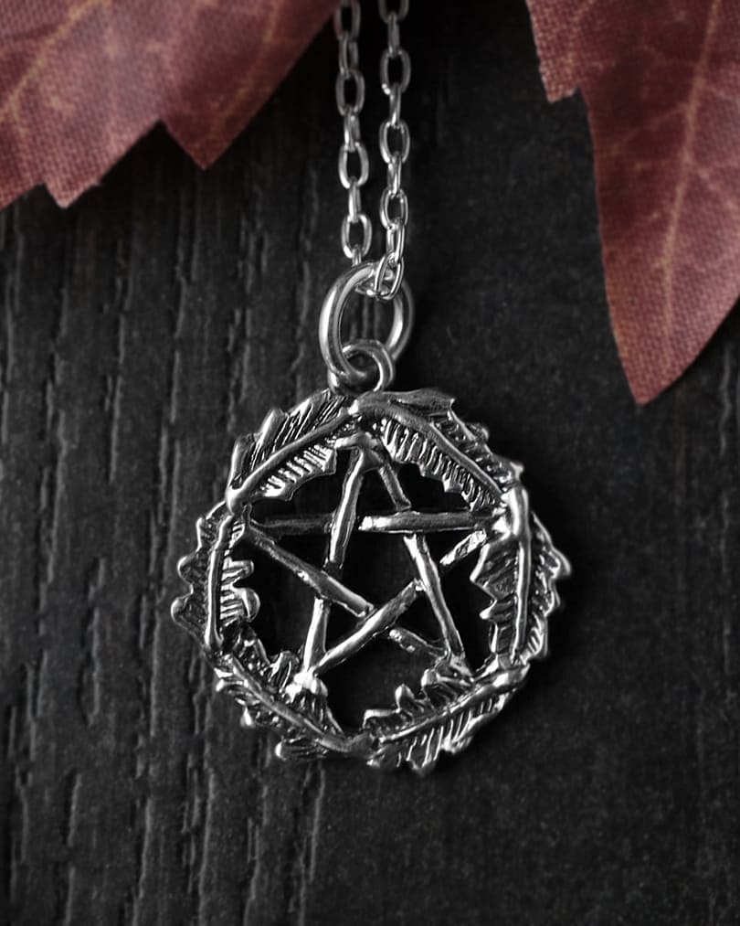 oak-leaf-pentagram-silver-necklace-close-up-hellaholics