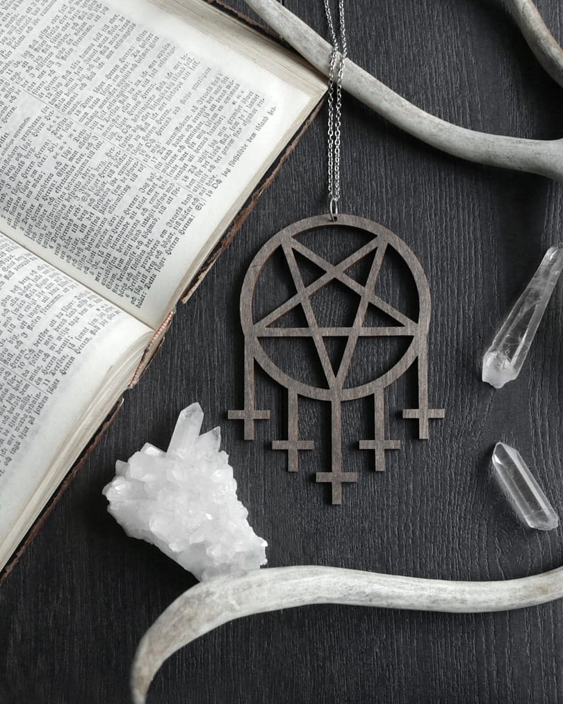 pentagram-cross-wooden-necklace-brown-hellaholics (1)