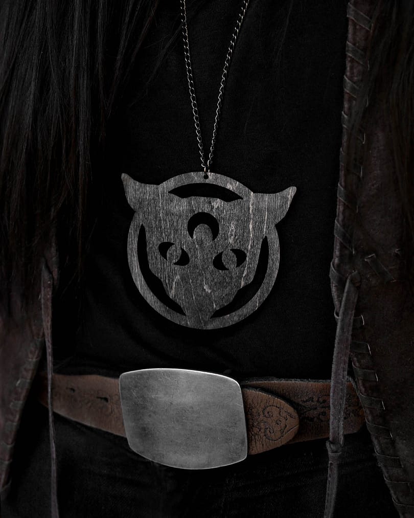 magic-cat-birch-wood-black-necklace-hellaholics magic-cat-birch-wood-black-necklace-hellaholics