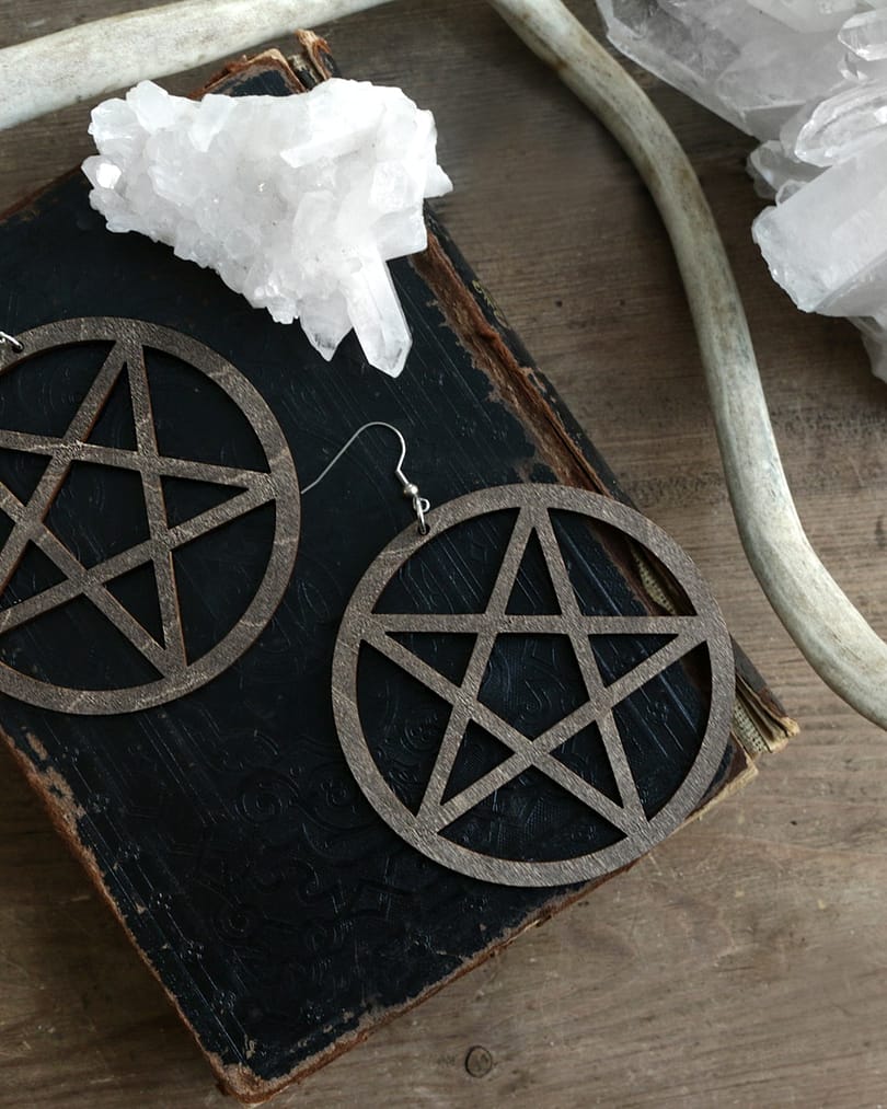 pentagram-wooden-earrings-brown-hellaholics-1