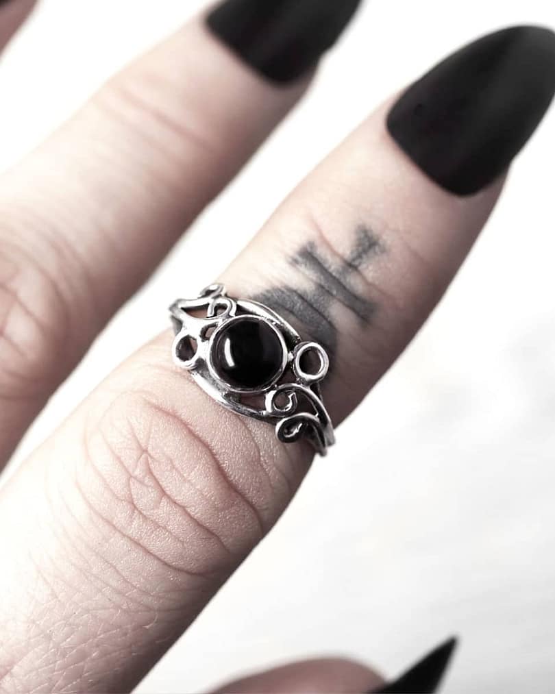 arvani-black-onyx-adjustable-silver-ring-close-up