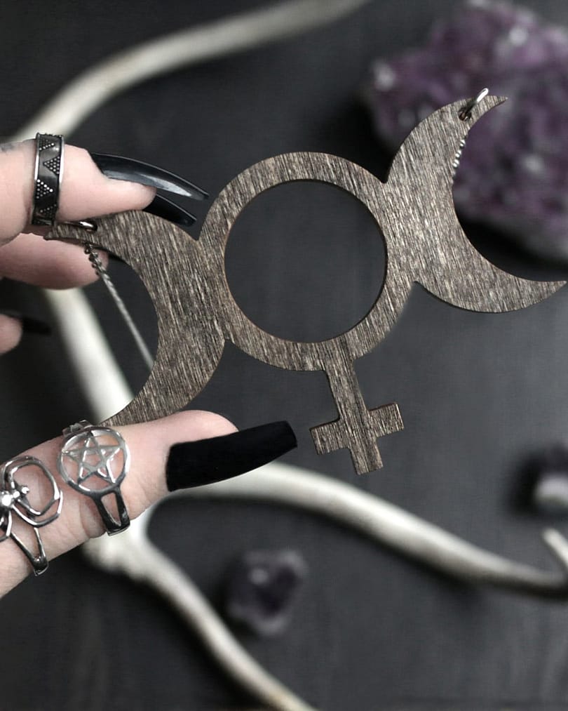 feminist-triple-moon-wooden-necklacde-hellaholics-test2