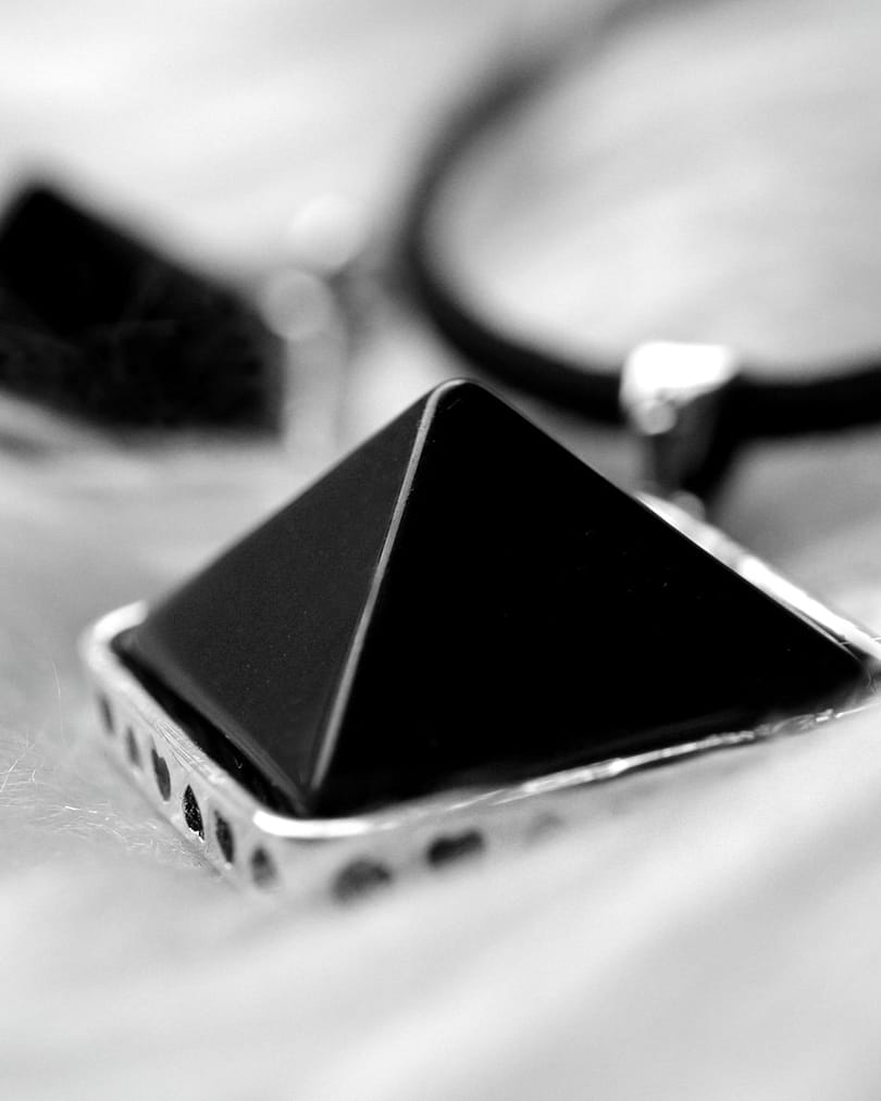 pyramid-obsidian-choker-hellaholics pyramid-obsidian-choker-hellaholics