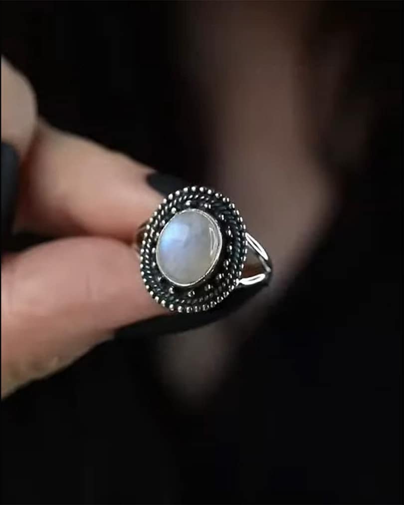 styling-nathalia-vintage-moonstone-silver-ring-1