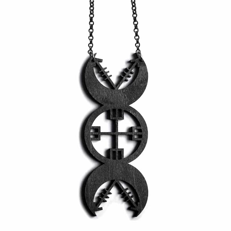 nores-priestess-necklace-black-hellaholics