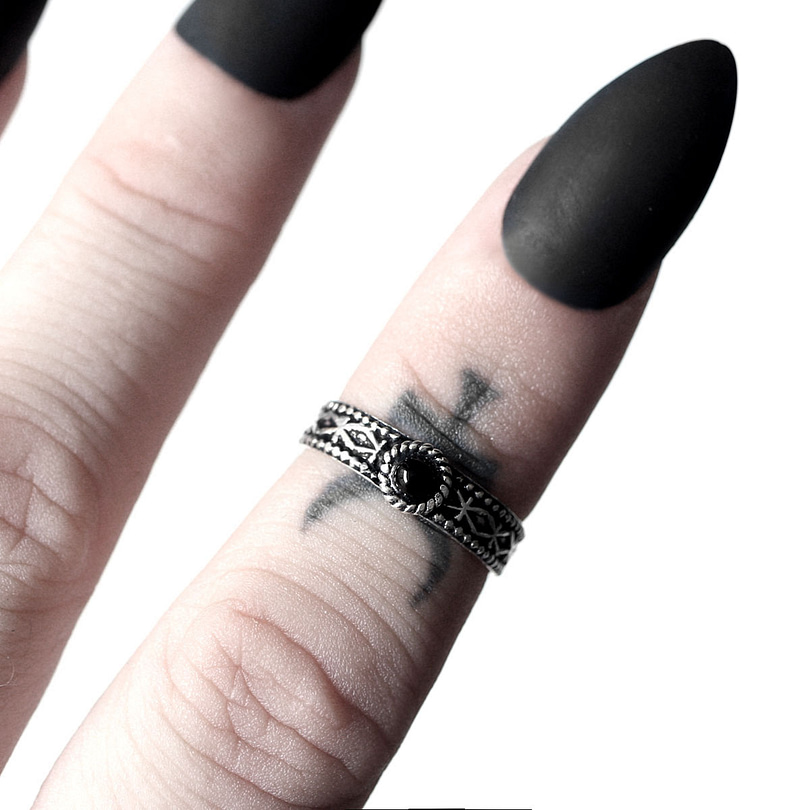 aranza-onyx-silver-mid-ring-finger-hellaholics (1)