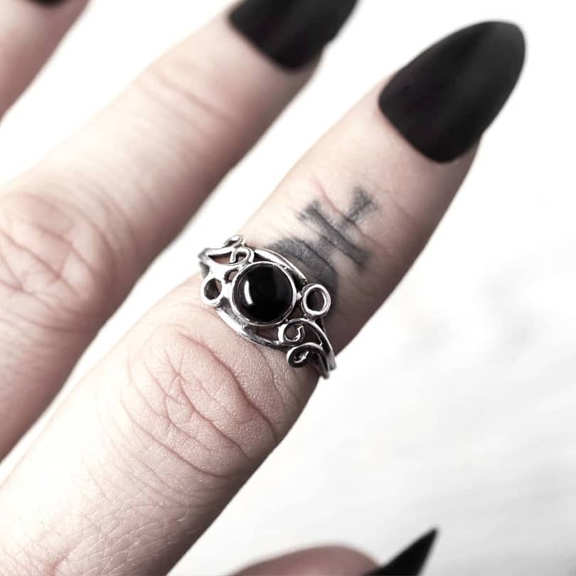 arvani-black-onyx-adjustable-silver-ring-close-up