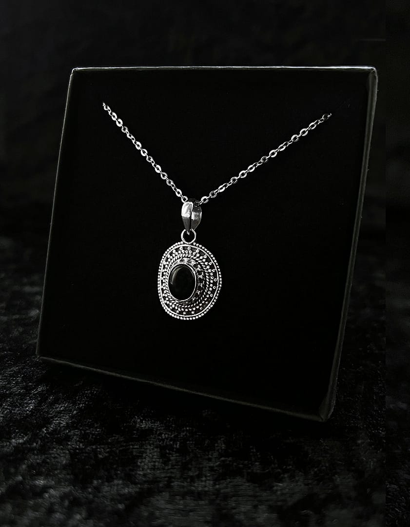 naya-onyx-vintage-silver-pendant-giftbox-hellaholics