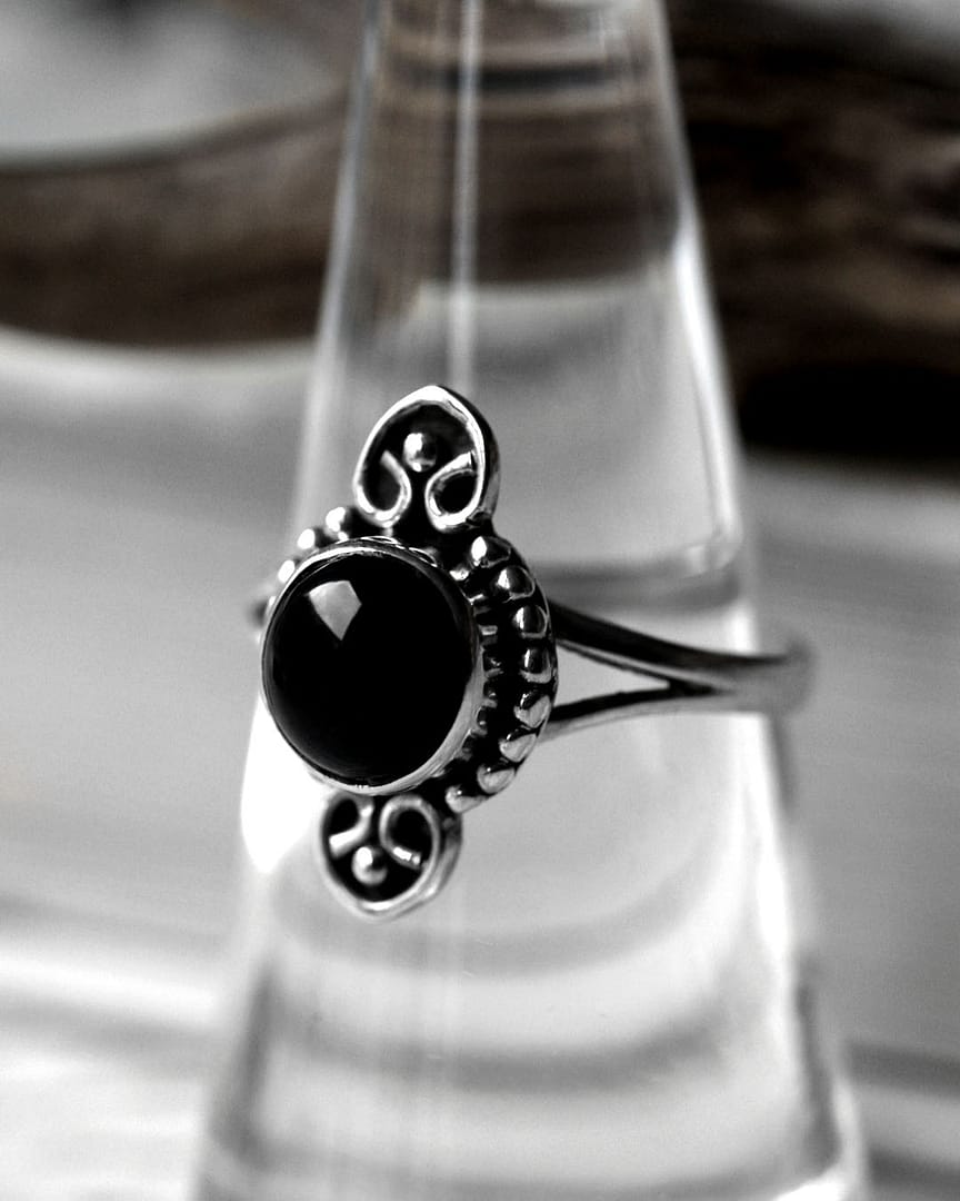 Amadi gothic stone ring with sislver details and black onyx on transparent background