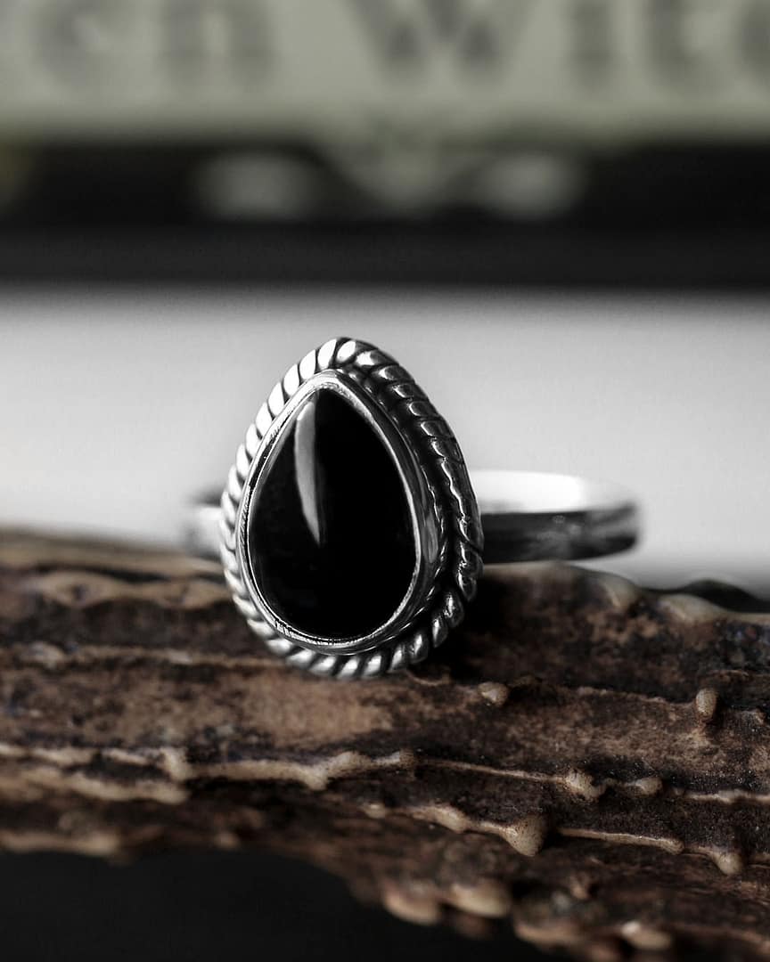 elara-onyx-silver-ring-hellaholics-mood elara-onyx-silver-ring-hellaholics-mood