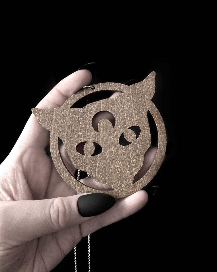 black-magic-cat-wooden-necklace-brown-hellaholics black-magic-cat-wooden-necklace-brown-hellaholics
