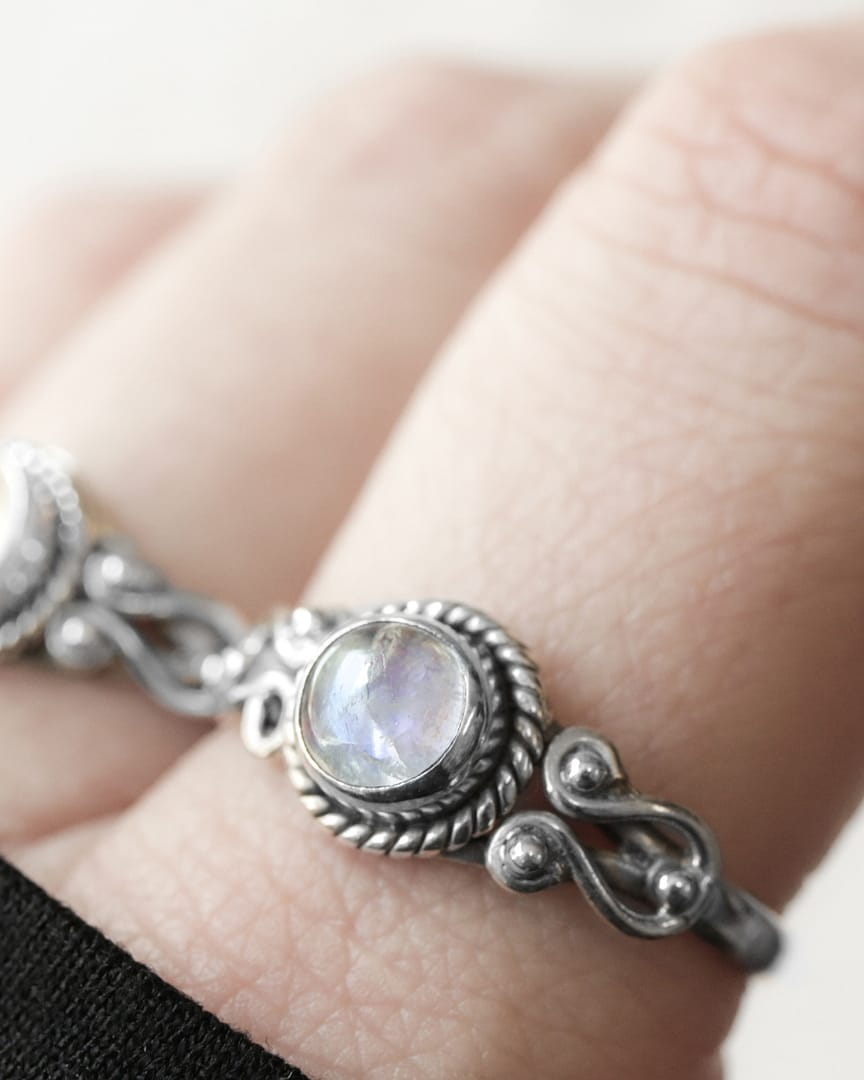 amaya-moonstone-silver-ring-closeup-hellaholics amaya-moonstone-silver-ring-closeup-hellaholics