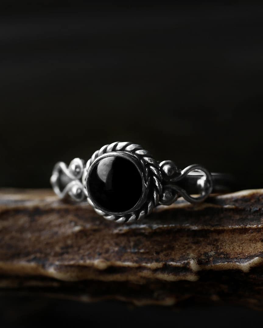 amaya-onyx-silver-ring-close-up-hellaholics (2) amaya-onyx-silver-ring-close-up-hellaholics (2)
