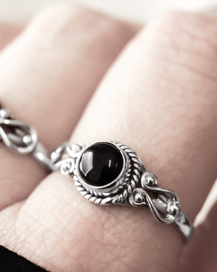 amaya-onyx-silver-ring-closeup-hellaholics amaya-onyx-silver-ring-closeup-hellaholics