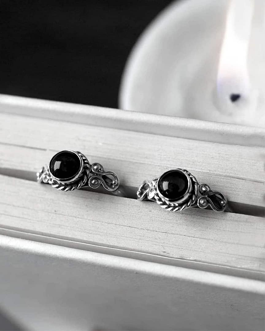 amaya-onyx-stone-silver-rings-close-up-hellaholics amaya-onyx-stone-silver-rings-close-up-hellaholics