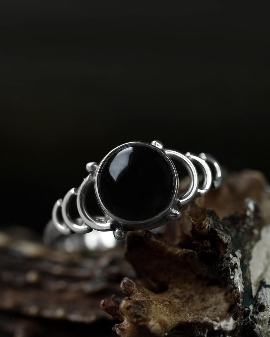 audra-onyx-sterling-silver-ring-close-up-hellaholics audra-onyx-sterling-silver-ring-close-up-hellaholics