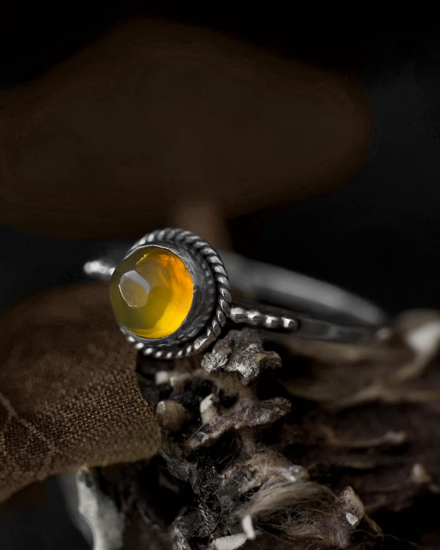 thyra-amber-silver-ring-close-up-hellaholics-autumn-leaves thyra-amber-silver-ring-close-up-hellaholics-autumn-leaves