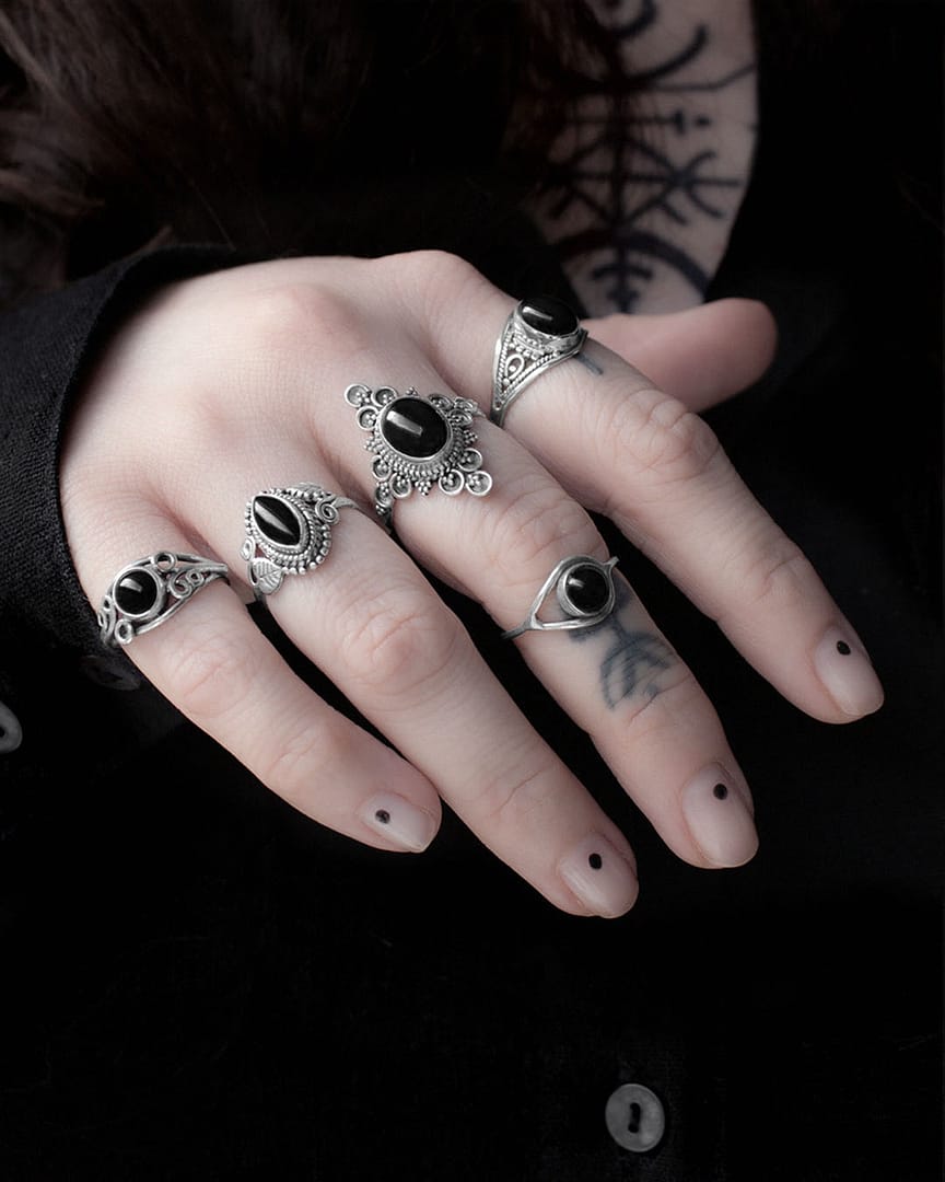 ariana-devana-onyx-silver-rings-mix-hellaholics ariana-devana-onyx-silver-rings-mix-hellaholics