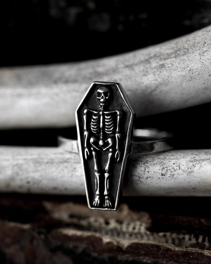 coffin-and-skull-silver-ring-close-up-hellaholics coffin-and-skull-silver-ring-close-up-hellaholics