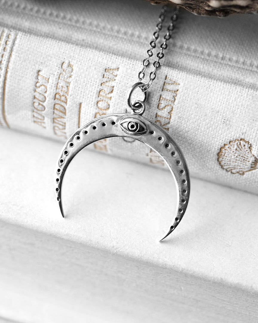 hunting-moon-eye-silver-necklace-close-up-hellaholics hunting-moon-eye-silver-necklace-close-up-hellaholics