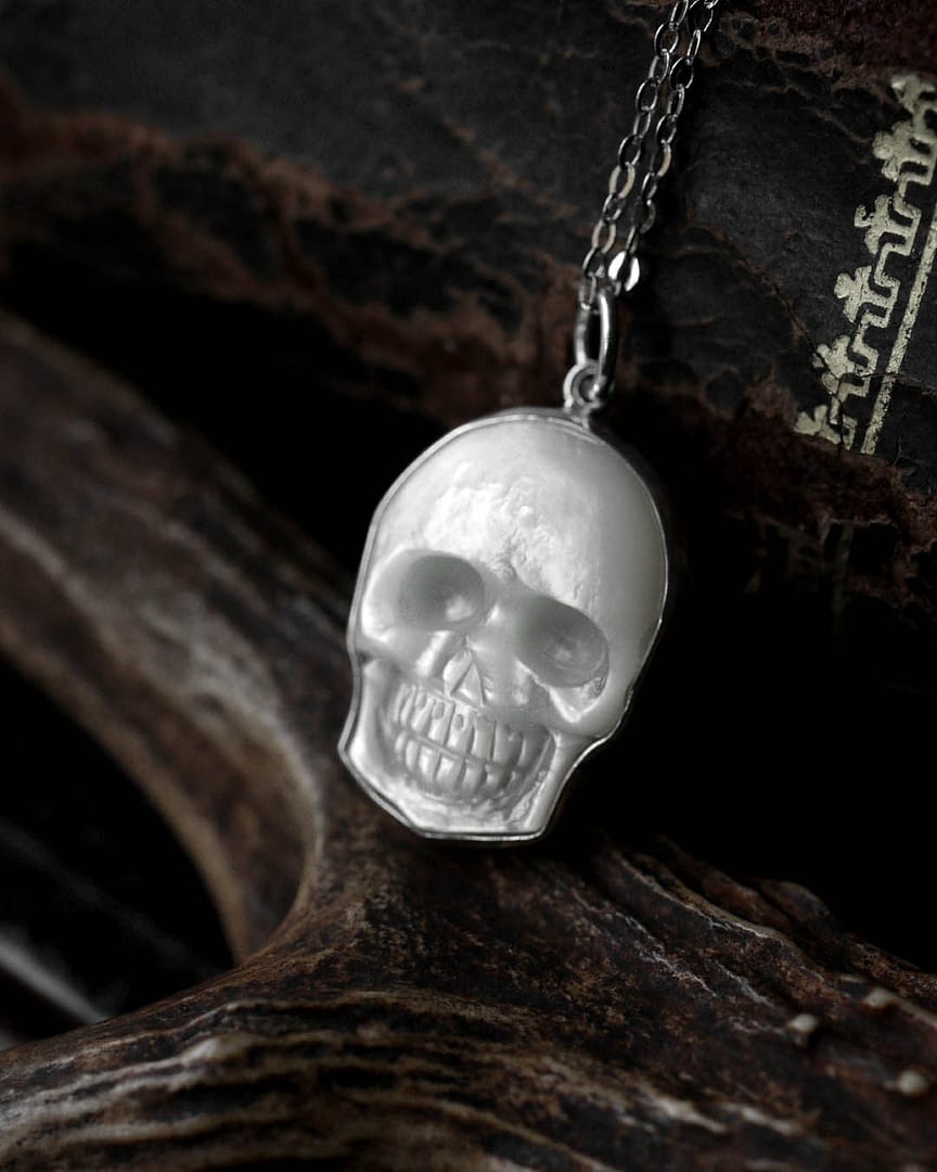 mother-of-pearl-skull-necklace-close-up-hellaholics (1) mother-of-pearl-skull-necklace-close-up-hellaholics (1)