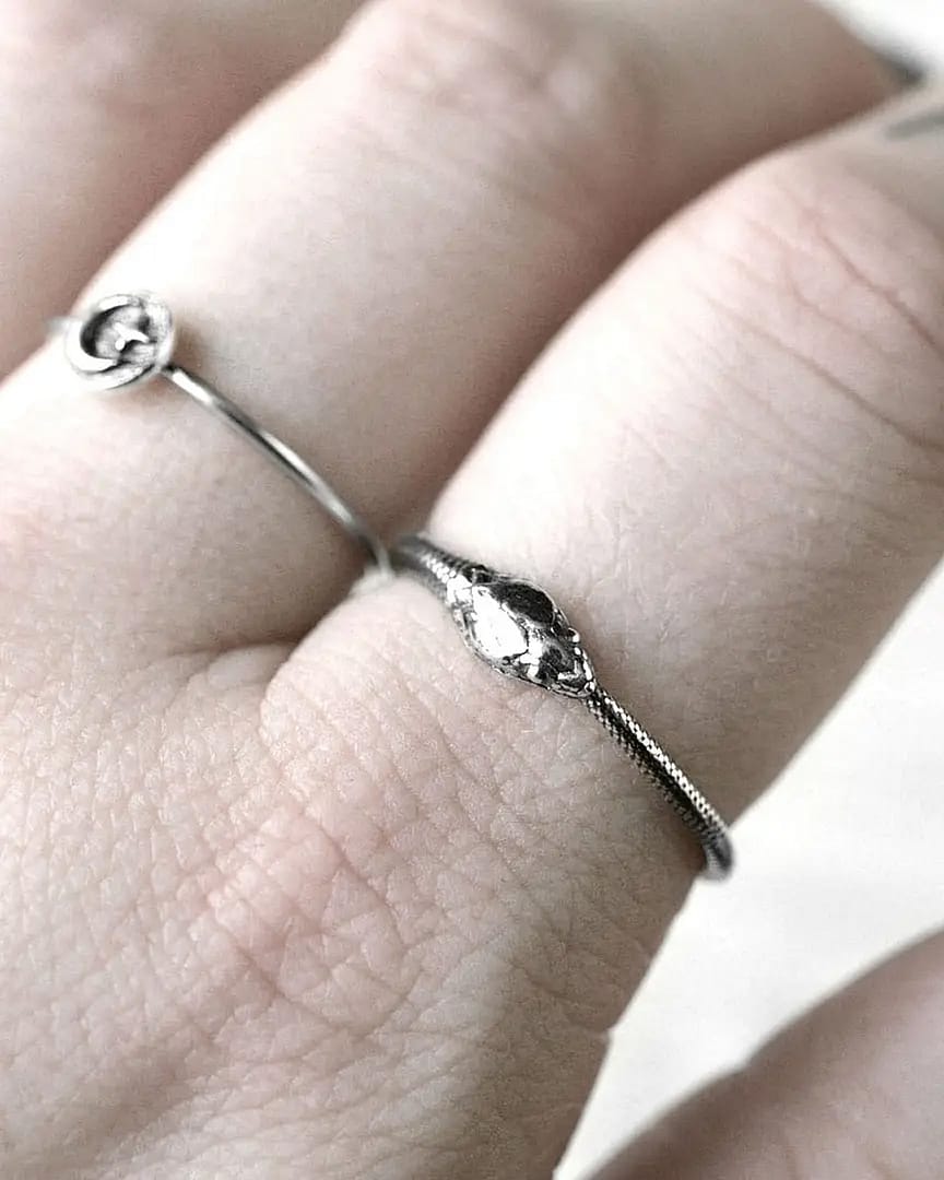 silver-ouroboros-ring-snake-finger-closeup-hellaholics silver-ouroboros-ring-snake-finger-closeup-hellaholics