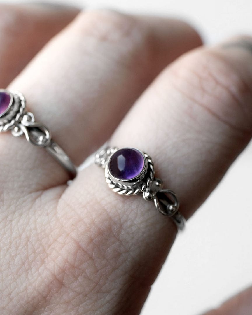 amaya-amethyst-silver-ring-close-up-hellaholics amaya-amethyst-silver-ring-close-up-hellaholics