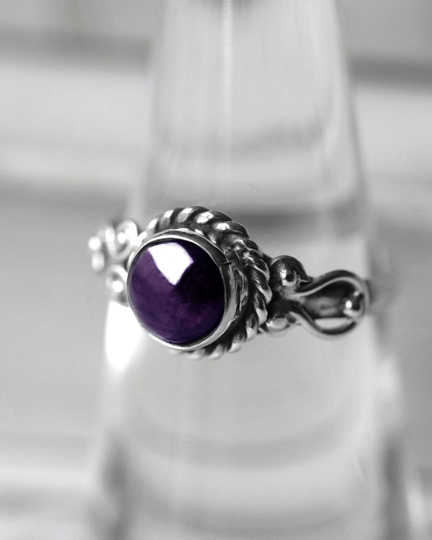 amaya-amethyst-silver-ring-close-up-hellaholics amaya-amethyst-silver-ring-close-up-hellaholics