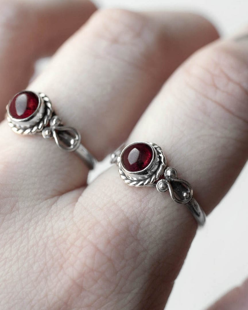 amaya-garnet-silver-ring-close-up-hellaholics (2) amaya-garnet-silver-ring-close-up-hellaholics (2)