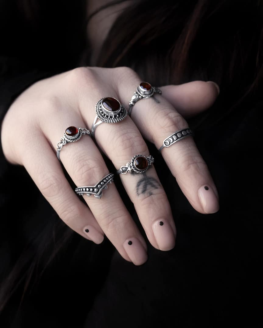 amaya-nathalia-garnet-moonphases-silver-rings-mix-hellaholics amaya-nathalia-garnet-moonphases-silver-rings-mix-hellaholics