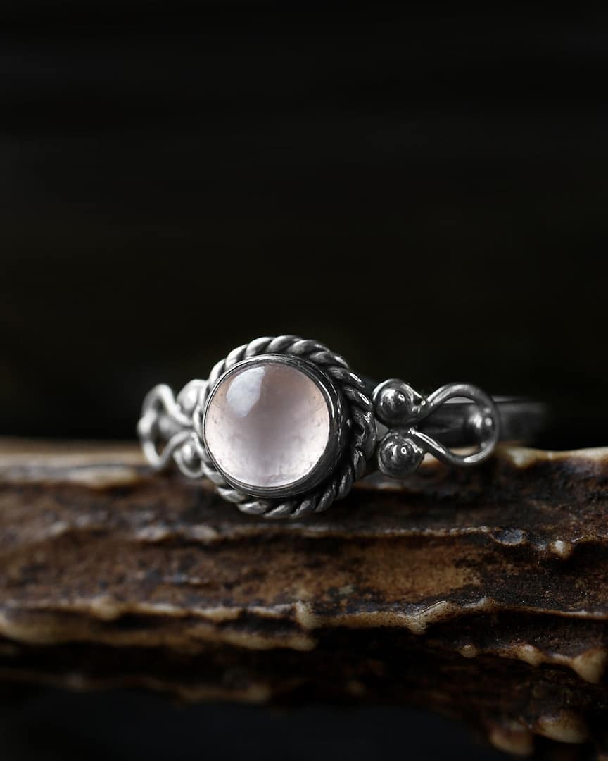 amaya-rose-quartz-silver-ring-close-up-hellaholics (3) amaya-rose-quartz-silver-ring-close-up-hellaholics (3)