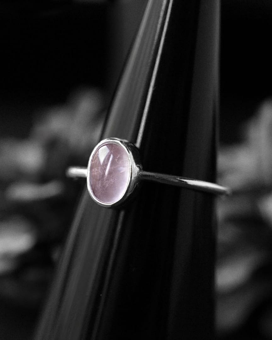 theia-rose-quartz-silver-ring-close-up-hellaholics theia-rose-quartz-silver-ring-close-up-hellaholics
