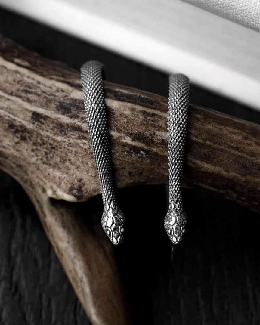 serpent-snake-silver-earrings-close-up-hellaholics snake earrings in sterling silver with scales and intricate details