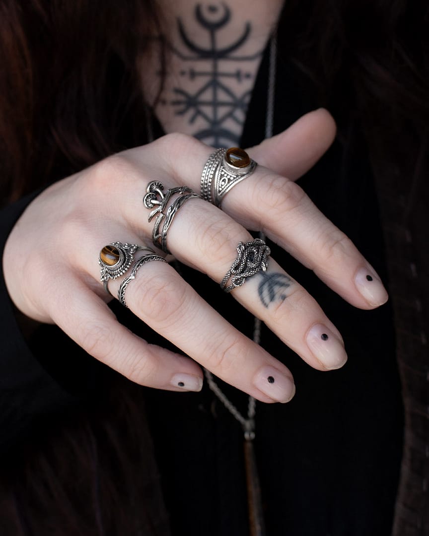 woodland-aditi-aelia-tiger-eye-silver-rings-hand-hellaholics woodland-aditi-aelia-tiger-eye-silver-rings-hand-hellaholics