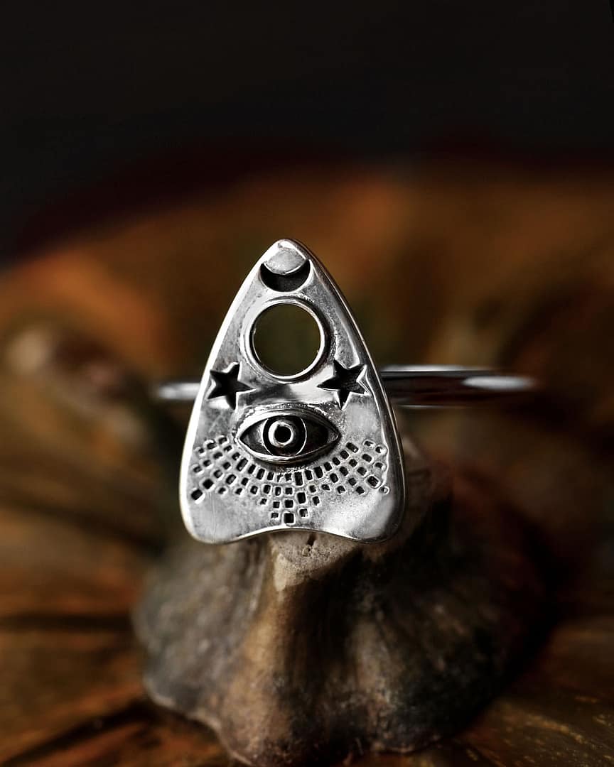 qilja-silver-ring-close-up-hellaholics qilja-silver-ring-close-up-hellaholics