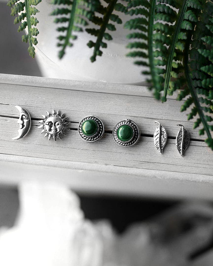 sun-and-moon-raina-malachite-feather-silver-earrings-hellaholics (1) sun-and-moon-raina-malachite-feather-silver-earrings-hellaholics (1)