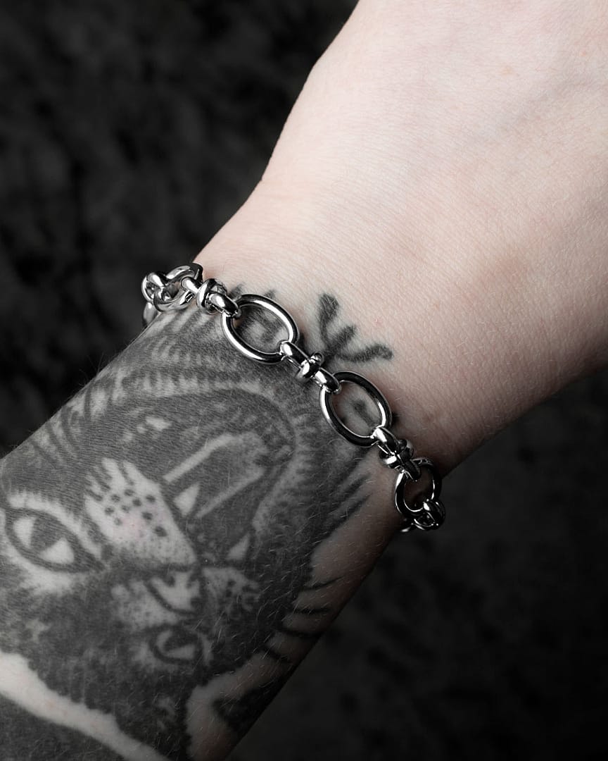 haily-stainless-steel-oval-link-bracelet-hellaholics-on-wrist haily-stainless-steel-oval-link-bracelet-hellaholics-on-wrist