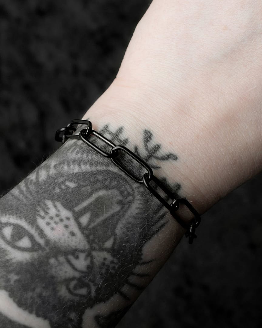 parker-stainless-steel-black-paperclip-bracelet-hellaholics-on-wrist parker-stainless-steel-black-paperclip-bracelet-hellaholics-on-wrist
