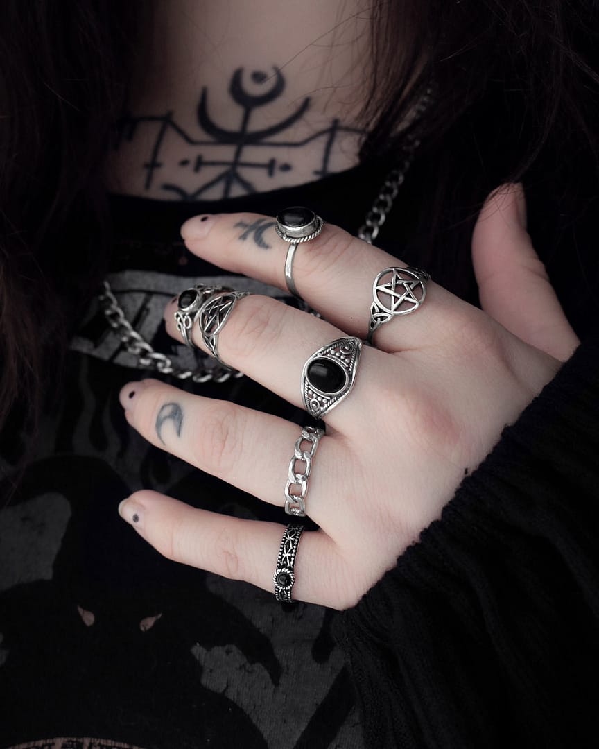 aelia-onyx-pagan-pentqagram-never-break-the-chain-silver-rings-mix-hellaholics aelia-onyx-pagan-pentqagram-never-break-the-chain-silver-rings-mix-hellaholics