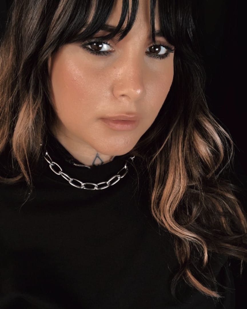 curtis-oval-link-statement-chain-necklace-on-model-hellaholics curtis-oval-link-statement-chain-necklace-on-model-hellaholics